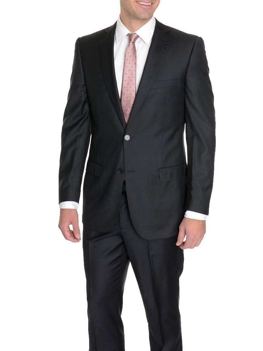 Однотонный черный шерстяной костюм современного кроя на двух пуговицах