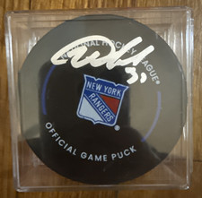2017-18 Fanatics Under Wraps NHL Series 1 Autographed Hockey Puck 8