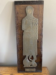 Sir Robert de Bures, a knight depicted in chain mail armour from around 1302