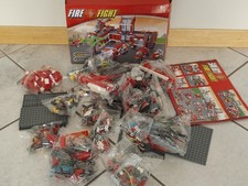 Set Costruzioni Caserma dei Pompieri 827 Pezzi con Elicottero e Veicoli Nuova