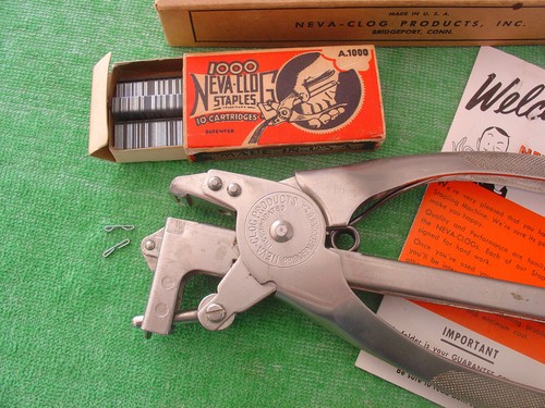 VINTAGE NEVA-CLOG #S-100 STAPLING PLIER ORIGINAL BOX WITH STAPLES AND INFO USA - Picture 2 of 5