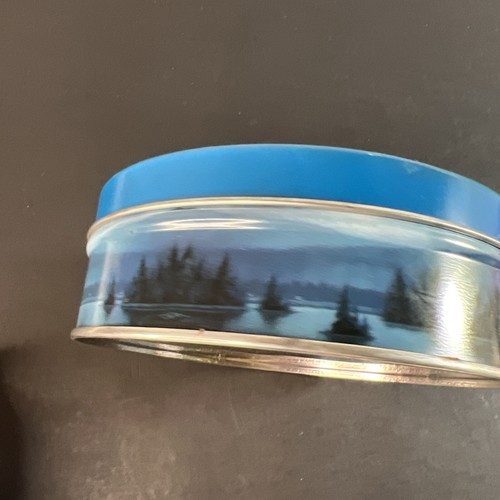 Cervo rotondo vintage fuori da una capanna in latta invernale 6” x 2” - Foto 2 di 4