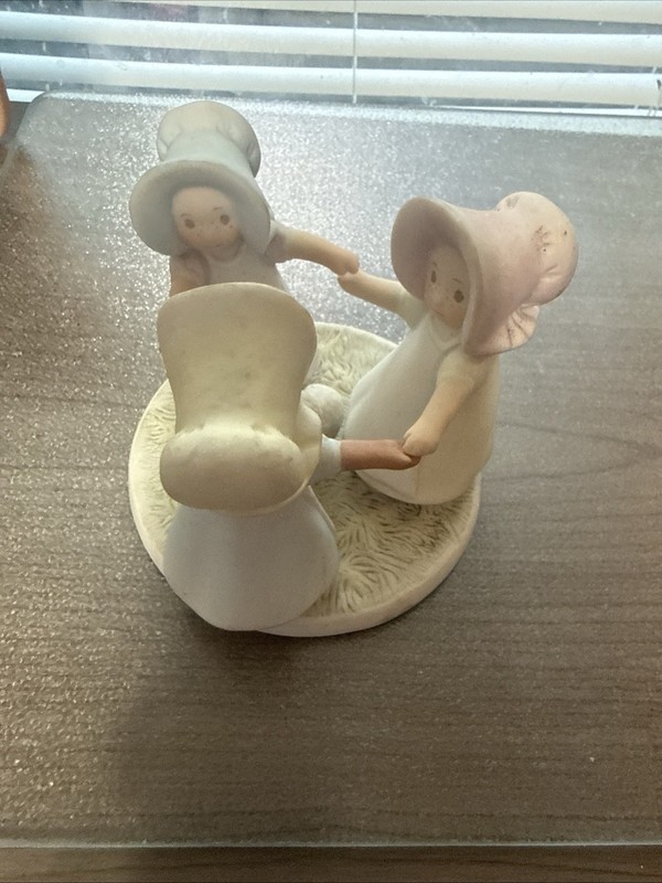 Vintage Homco "LOVE ONE ANOTHER" Circle of Friends by Masterpiece Figurine 1990