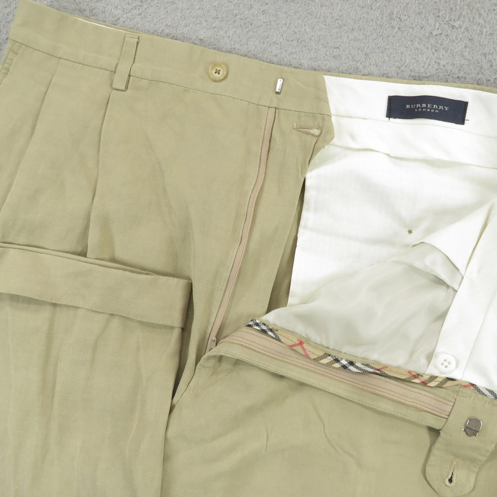 VINTAGE Burberry Pants Mens 40x28* Linen Khaki Pleated Cuffed Wide Leg Trousers
Opens in a new windo