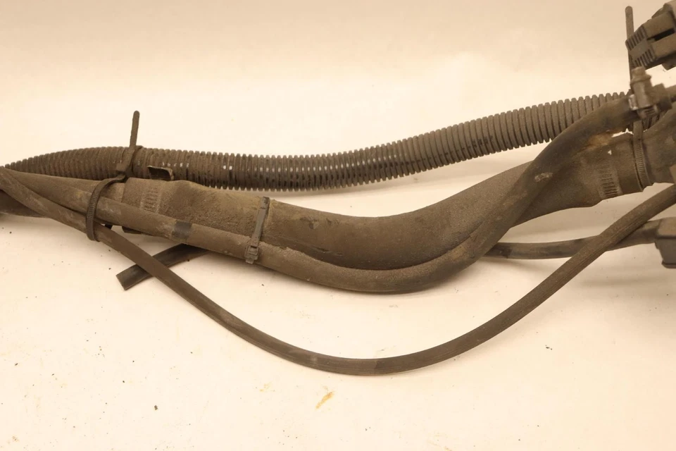 Tubo de manguera de cuello de llenado tanque de combustible Cadillac Escalade 2015-2016 OEM Foto 3 de 4