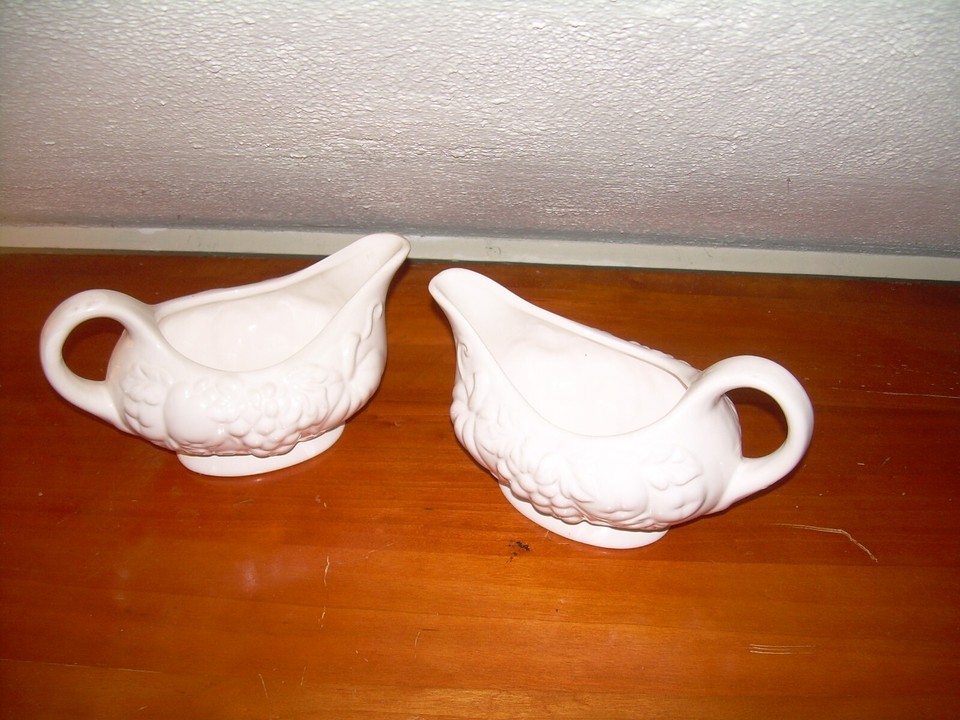 Contemporary Tabletops Gallery Harvest Ceramic Gravy Boat with Handle