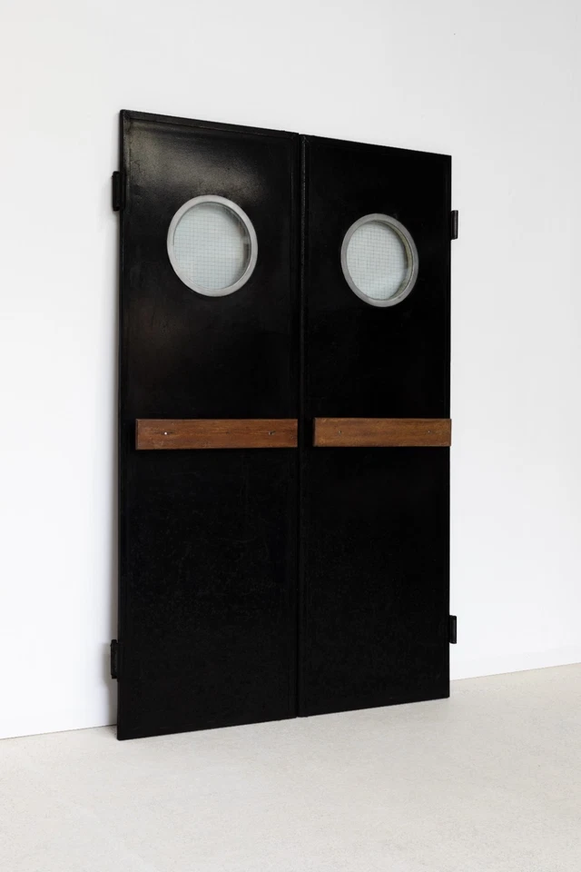 Charlotte Perriand (1903-1999) Paire de portes battantes - Photo 2/4