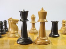 Set scacchi vintage sovietici in plastica Staunton Battle-Scarred con tavola in legno