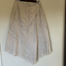 GARNET HILL REVERSE HI-LOW COTTON LINEN AND EYELET ASYMMETRICAL SKIRT