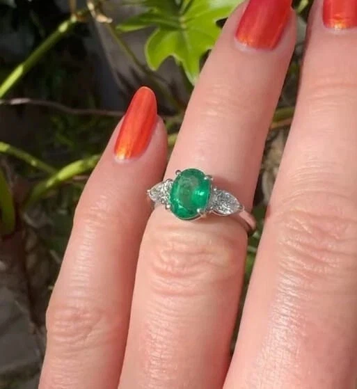 Anillo de compromiso de 3 piedras con diamantes esmeralda natural de corte ovalado de 2,32 quilates de oro blanco de 14 quilates Foto 2 de 4
