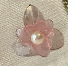 Pendientes con clip de flor de lucita rosa años 70 de colección Avon perlas de imitación aprox 65 años.