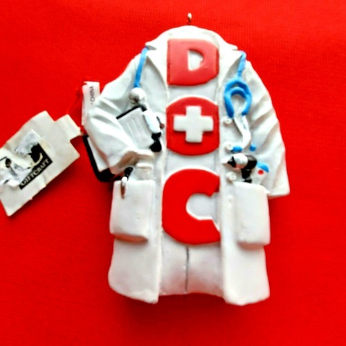 Giftcraft Decorazione Natalizia Doc Doctor Bianco Laboratorio Cappotto Stetoscopio Resina Nuovo con etichette - Foto 6 di 8