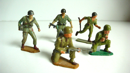 1 Soldat musicien tambour Quiralu et 1 soldat mitrailleur colonial Du