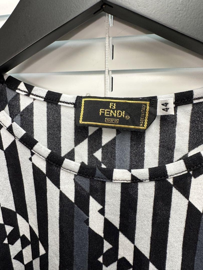 FENDI Tシャツ 44サイズ Fendi T-Shirt Size S: Exquisite Beaded Detail