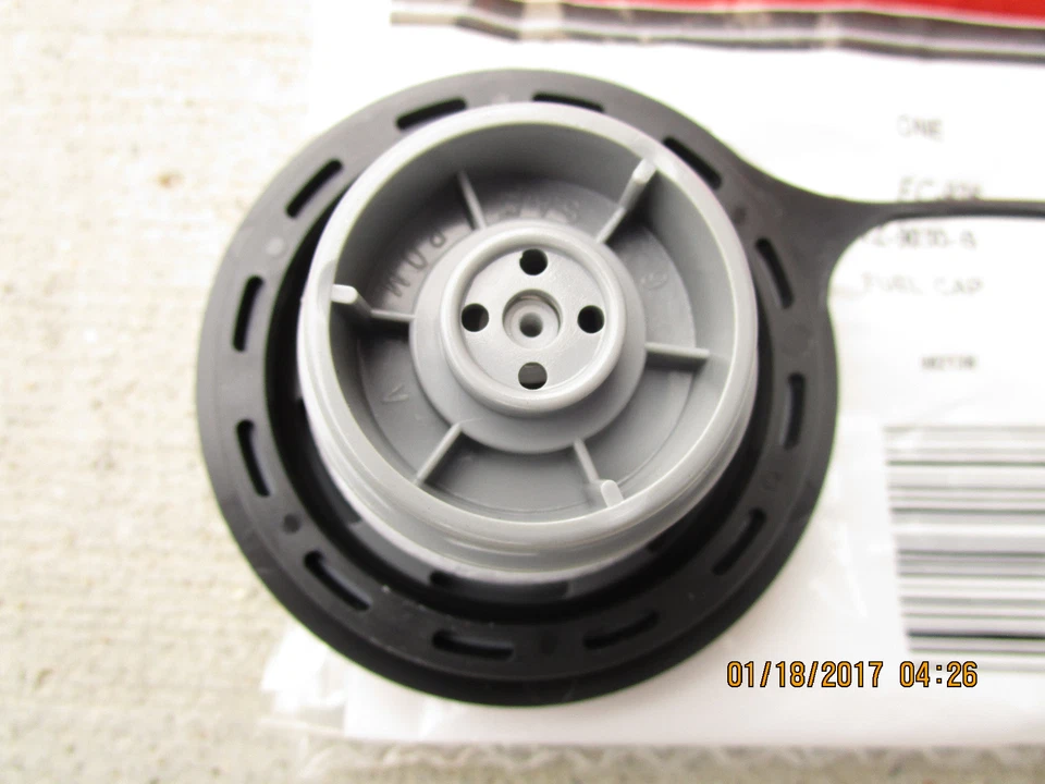 84 - 94 TAMPA DE ENCHIMENTO DO TANQUE DE COMBUSTÍVEL MERCÚRIO TOPÁZIO COM CABO FABRICANTE DE EQUIPAMENTO ORIGINAL NOVO EM FOLHA FC-926 - Imagem 4 de 4