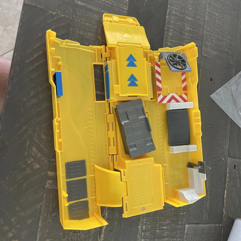 Camión para 51 autos Disney Dinoco SOLO plataforma grande amarilla 2017 juego Mattel abierto dc7 Foto 3 de 4