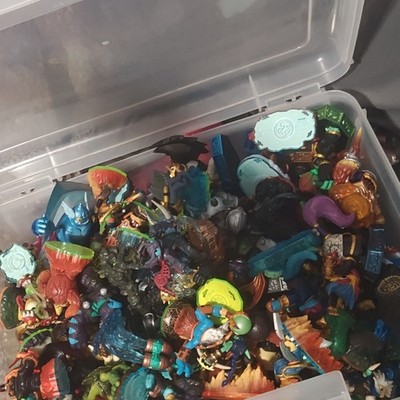 Loose Skylander Figuers Couple Of Broken Pieces