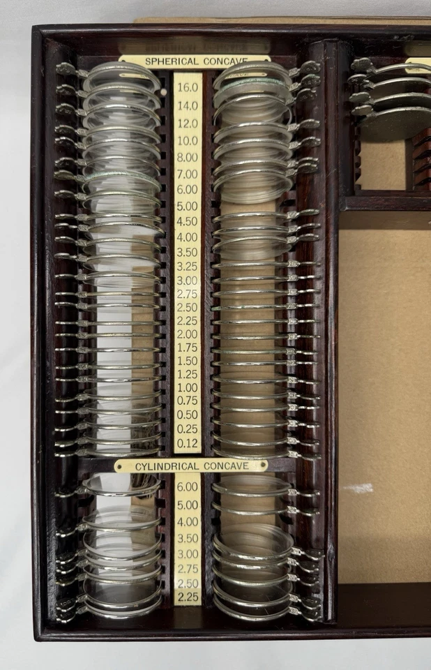 JUEGO DE LENTES DE PRUEBA OPTOMETRISTA ÓPTICO AMERICANO DE COLECCIÓN ANTIGUO CASI COMPLETO RARO Foto 2 de 4