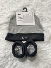 Nike 2- Piece Set Beanie Hat  Socks Size 0-6 Months Black/gray