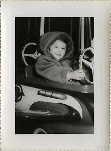 Détails Sur Photo Ancienne Vintage Snapshot Enfant Manège Fête Foraine Mode Drôle 1954