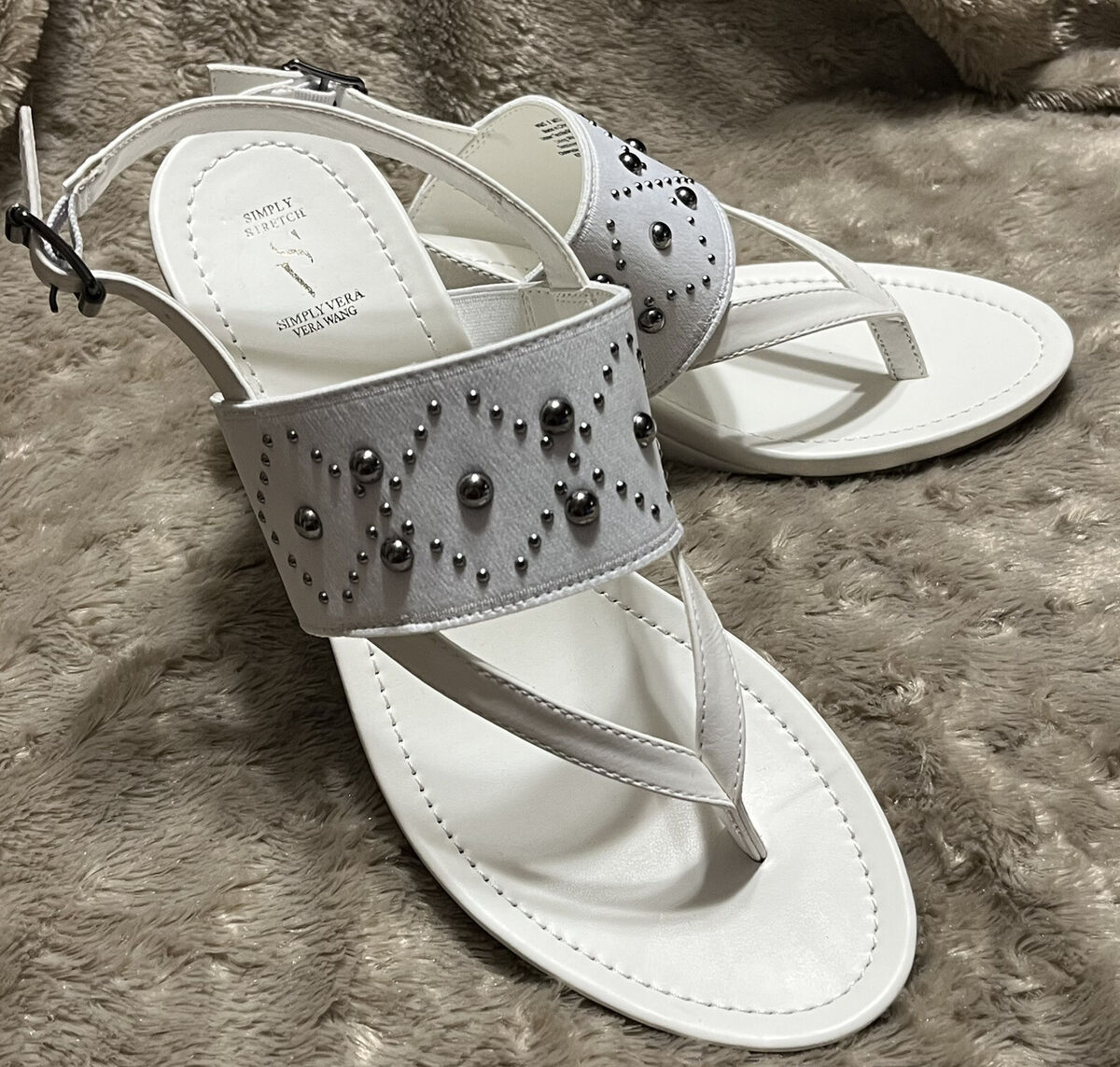NEW Simply Vera Wang Davey 112913 White Studded Wedge Heel NEW Simply Vera Wang Davey 112913 White Studded Wedge Heel