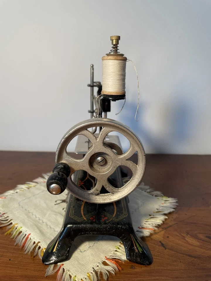 Ancienne petite Baby machine à coudre pour enfant - Photo 3/4