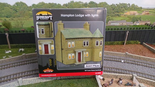 Bachmann Scenecraft 44-0084 Hampton Lodge y 2 luces escénicas Woodland | Condition: Used