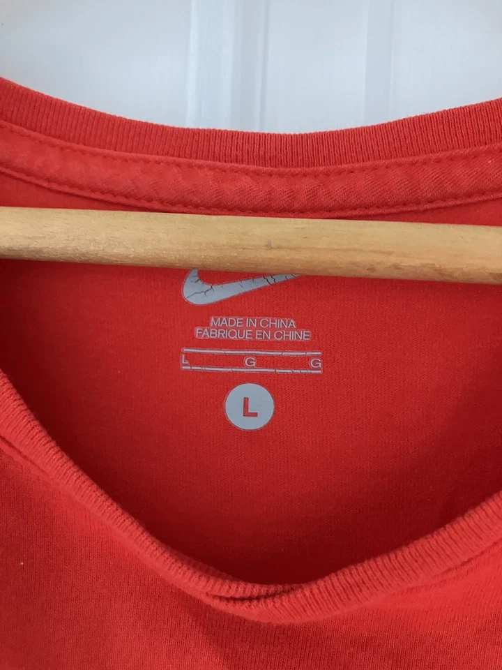 Camiseta Nike Roger Federer Logo Grande Cuello en V Certificada Algodón Orgánico Rojo Grande Foto 4 de 4