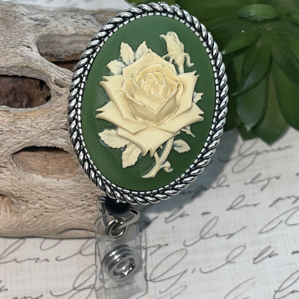 ST PATRICKS IRLANDÉS Verde Rosa Enfermera Cordón Carrete Retráctil Tarjeta de Identificación Porta Insignia Foto 4 de 4