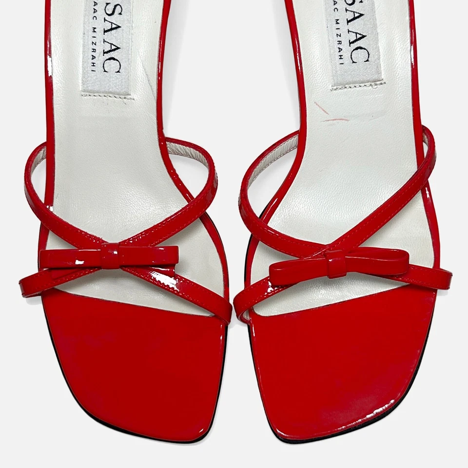 Sandalia vintage años 90 Isaac Mizrahi Italia charol rojo arco tacón gatito 5,5 B Foto 4 de 4