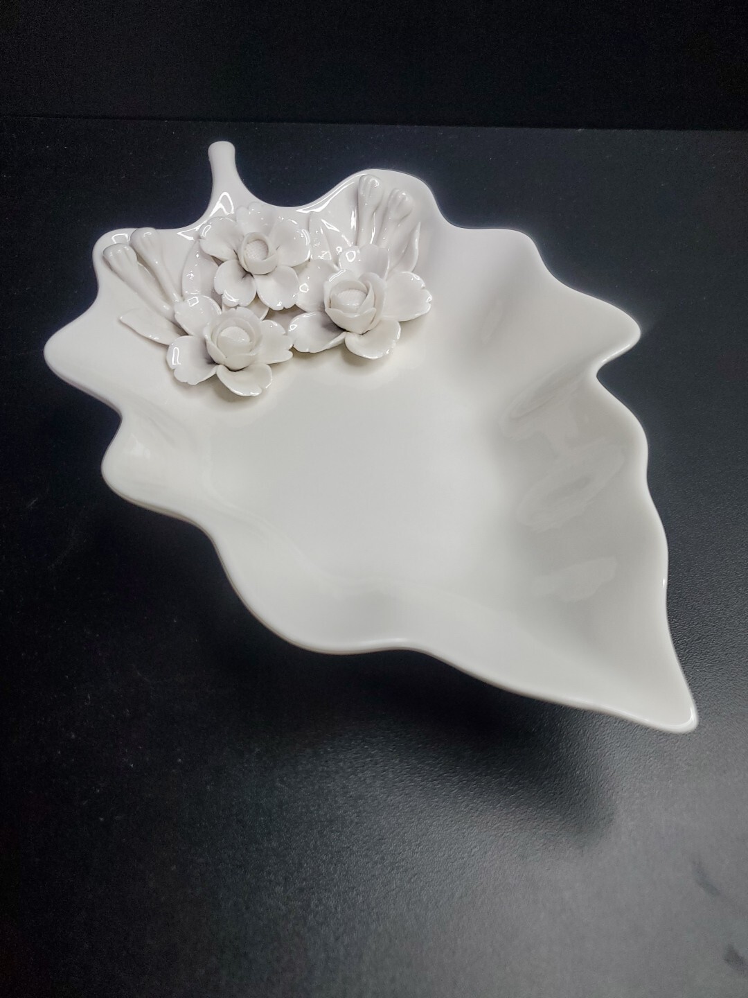 Grace's Teaware Ceramic Sculpted 3D Floral Leaf Shaped Candy Dish White