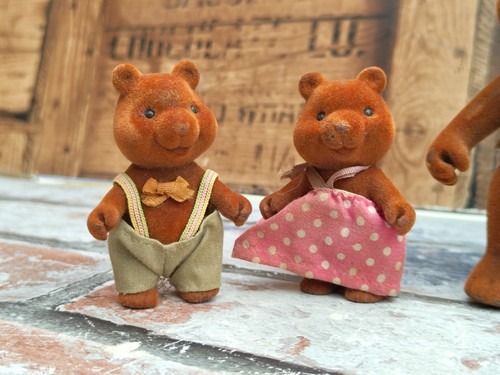 Sylvanian Families Timbertop Brown Bear Family - Picture 2 of 9