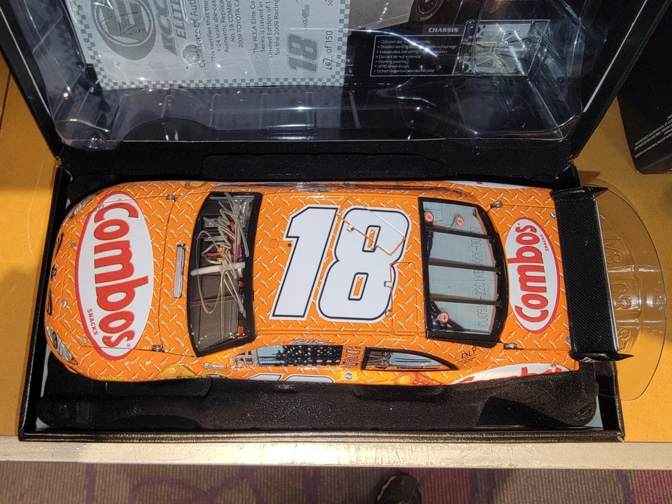 2009 Kyle Busch #18 Combos AUTOGRAFADOS - 1/24ª ELITE - BERÇO Camry DIN #107 - Imagem 3 de 4