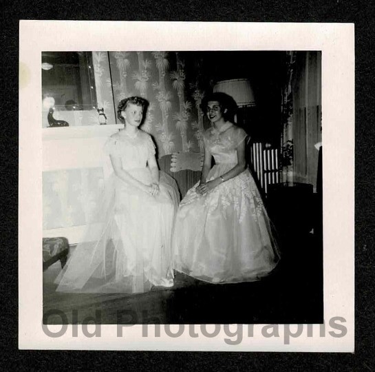 1951 Flash Pic 2 damas jóvenes bonito vestido formal graduación? FOTO ANTIGUA/VINTAGE - H466