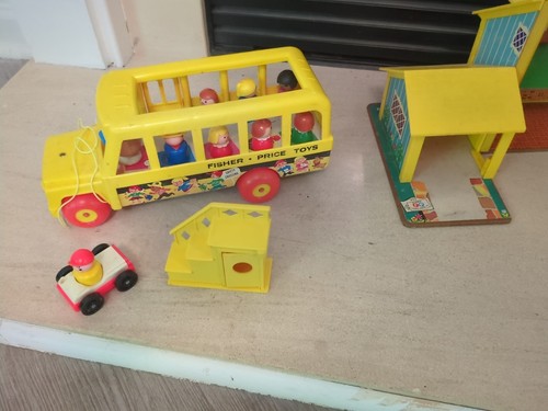 Vintage Fisher Price Family Playhouse And BUS W/ PEOPLE 1969 Good SHAPE SEE PICS - Photo 9/9