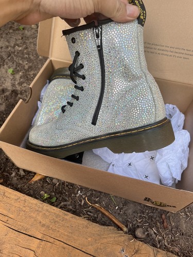 Botas Dr. Martens, Reino Unido 5, en caja, manchas plateadas para jóvenes, suelas de PVC, cremalleras laterales - Imagen 13 de 14