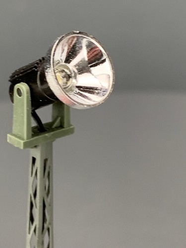 Proyector HO Viessmann 63311 en mástil de celosía con LED HO2630 | Zustand: Used