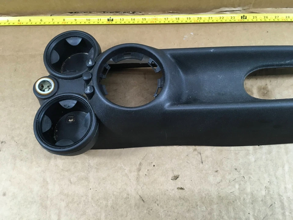 Передняя центральная консоль Mini Cooper 2008–2014 годов выпуска с черным подстаканником 2752927 от оригинального производителя. - Изображение 4 из 4