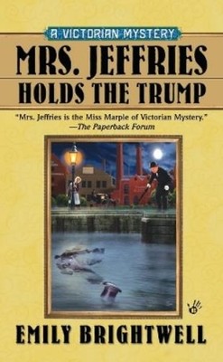 Emily Brightwell Mrs. Jeffries Holds the Trump (Taschenbuch) Victorian Mystery