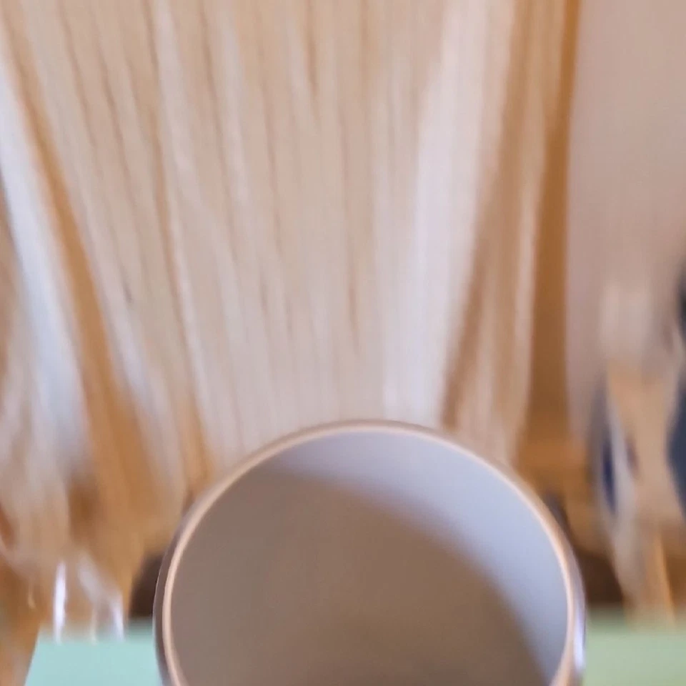 Jarrón moderno de cerámica y vidrio gris inclinado Foto 3 de 4