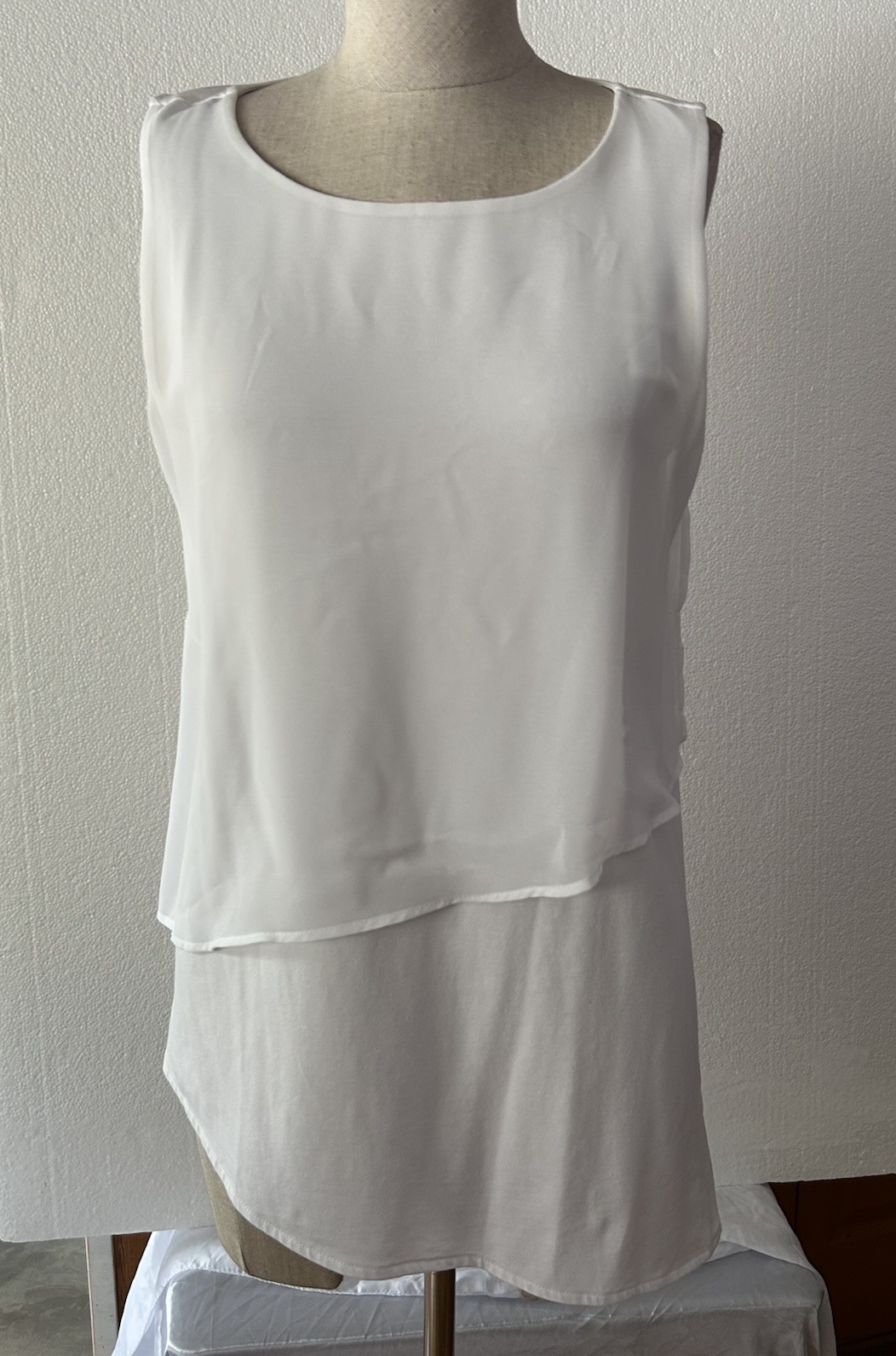 White House Black Market Top Women’s Size Medium White Sleeveless Blouse Layered