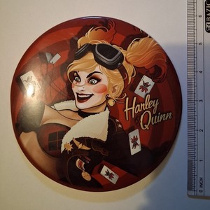 DC Comics Harley Quinn Bombshell Image 6 Inch Button with an Easel Back