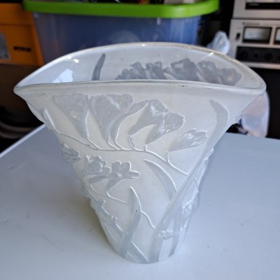 Phoenix Sculptured Artware Fan Vase Glass Frosted Freesia 1930s Art Deco USA