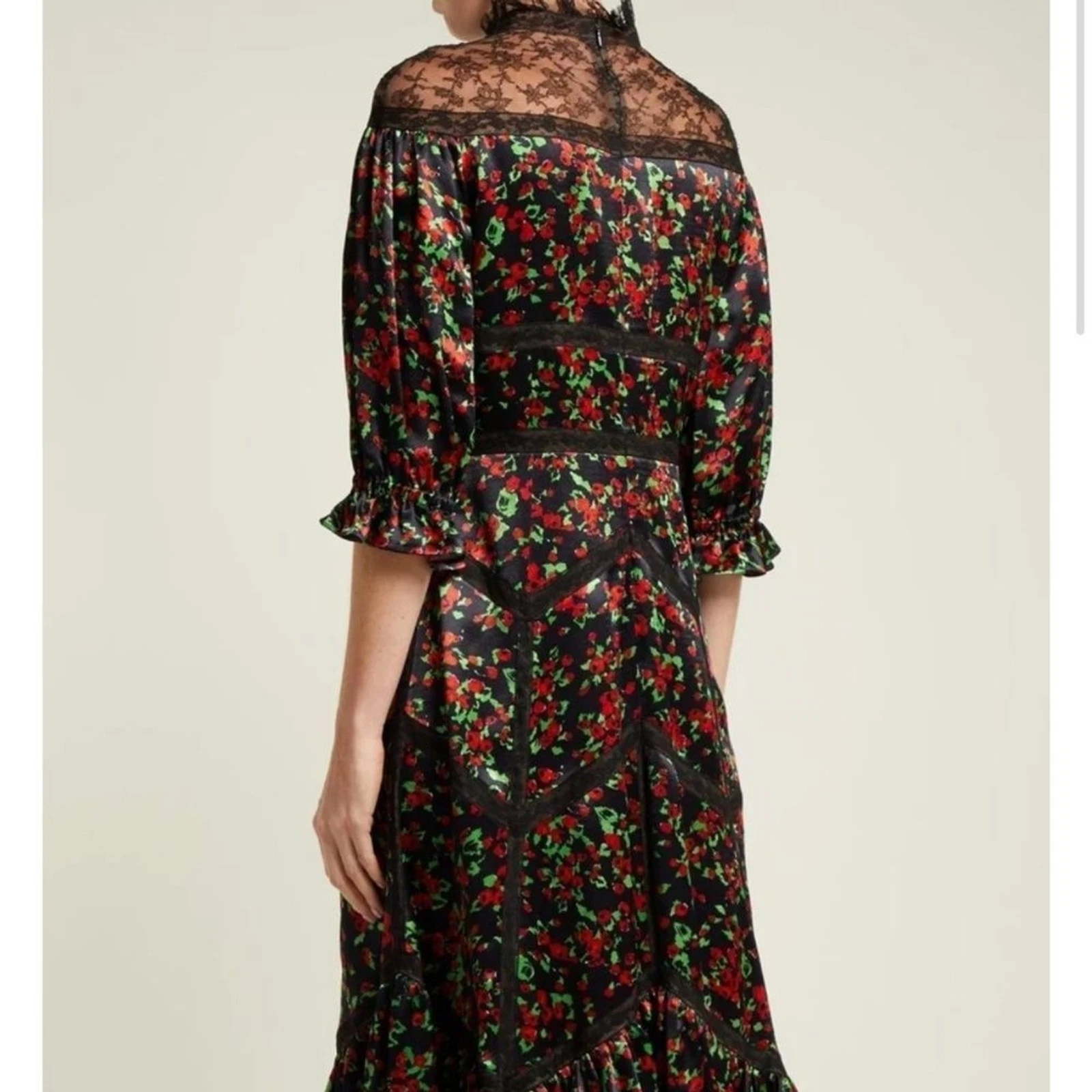 Abito Valentino con rifiniture in pizzo