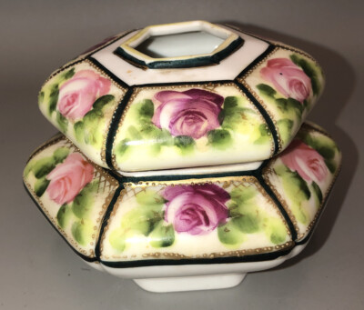 ANTIQUE HAND-PAINTED NIPPON PORCELAIN COVERED HAIR RECEIVER FLORAL ROSES GOLD