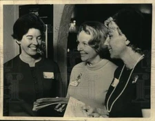 Press Photo Ladies chat at Russell Sage Alumni dinner held in Albany, New York