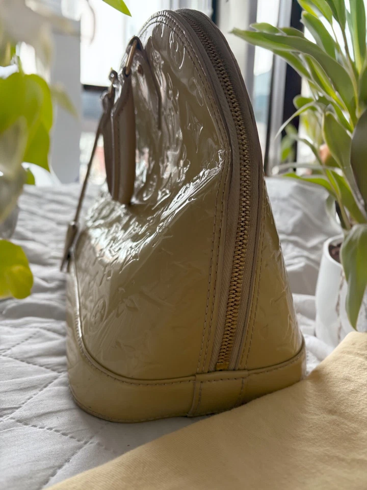 Louis Vuitton Alma PM color perla Foto 2 de 4