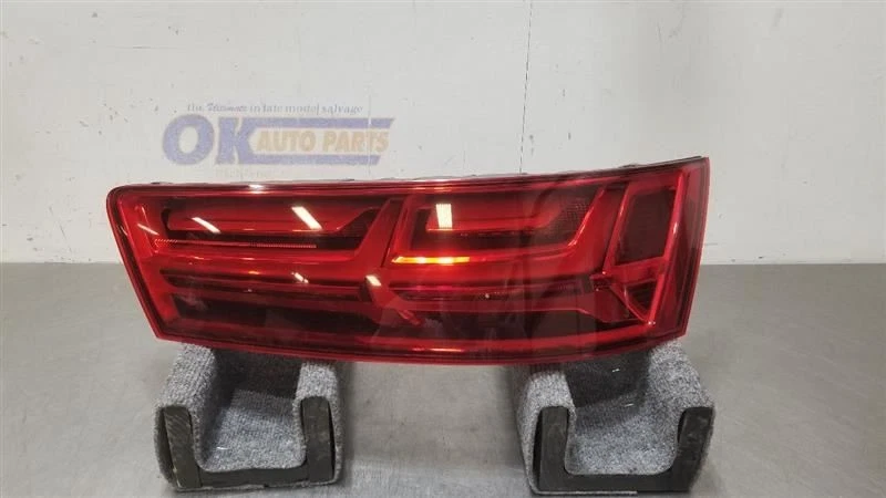 18 2018 AUDI Q7 LUZ TRASERA LUZ PASAJERO DERECHO Foto 2 de 4