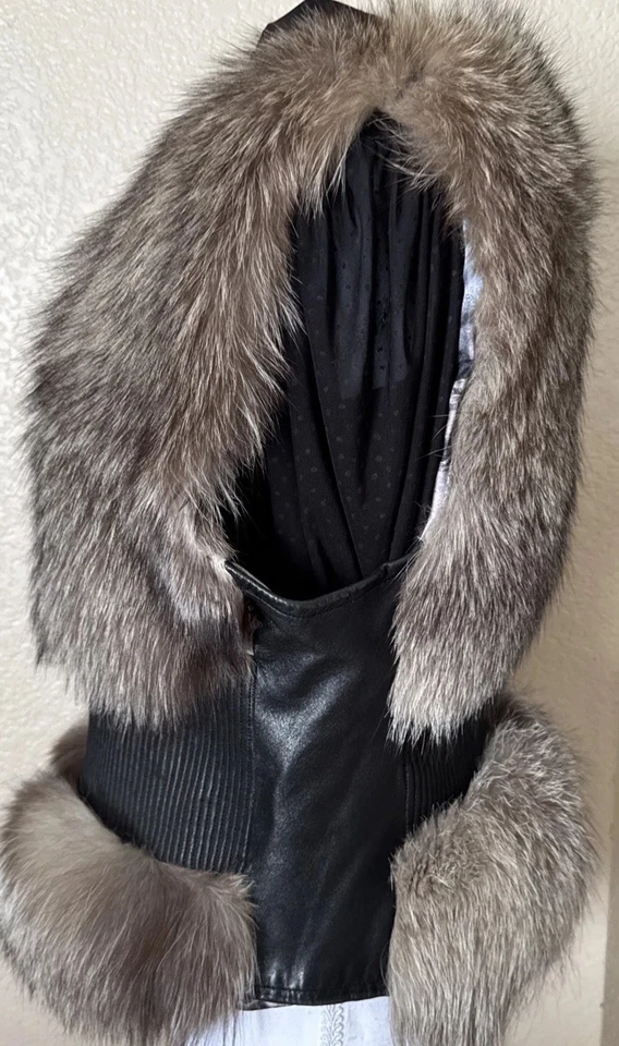 Chaleco de piel de zorro plateado genuino. Ligero. Cuero negro. S/M (busto de 18 1/2"") Foto 4 de 4