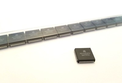LOT OF 5 -- Motorola MC44250FN IC ADC Flash Method 8-Bit 3 Func CMOS PQCC-44